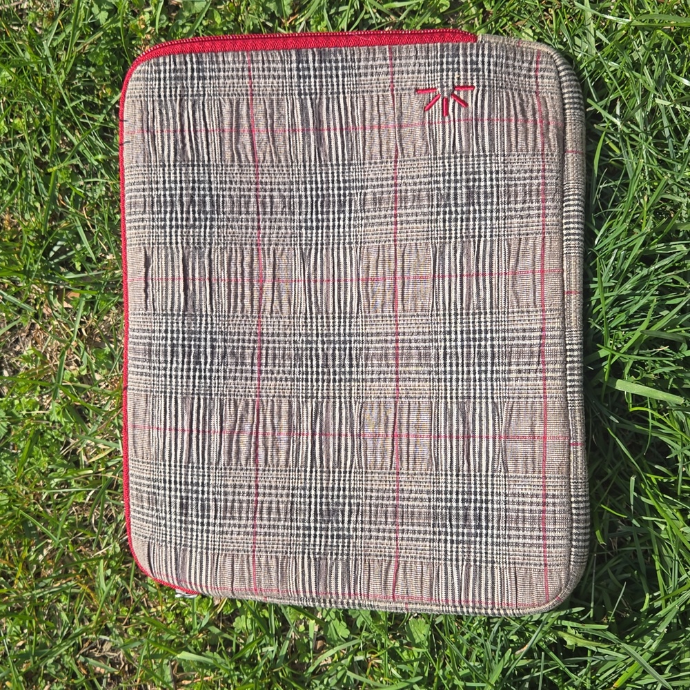 CASE LOGIC ▪︎ Gray Plaid Tablet Case w/ Red Zipper